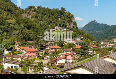 Blick auf Casoro, typisches kleines Schweizer Dorf in den Bergen oberhalb von Lugano, Tessin, Schweiz Stockfoto