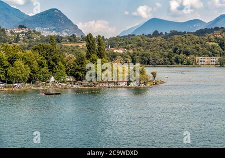 Blick auf Lido von Agno am Ufer des Luganersees im Tessin, Schweiz Stockfoto