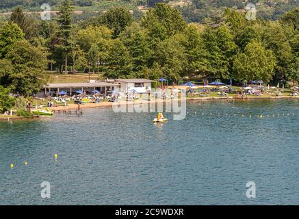 Agno, Tessin, Schweiz - 5. August 2019: Blick auf das Lido von Agno am Ufer des Luganersees im Tessin, Schweiz Stockfoto