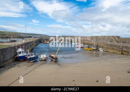 Dorf und Hafen von Cullen, Nordostschottland. Stockfoto