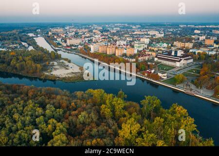 Pinsk, Brest Gebiet Weißrussland, In Der Waldgegend, Am Zusammenfluss Des Flusses Pina Und Des Flusses Pripjat. Pinsk Skyline Im Herbst Stockfoto