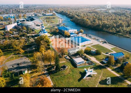 Pinsk, Region Brest in Weißrussland, in der Region Polesien. Pinsk Stadtbild Skyline im Herbst Tag. Aus der Vogelperspektive Stadtpark mit militärischen Flugzeugen und Stockfoto