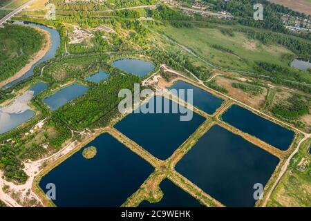 Luftaufnahme Retention Basins, Wet Pond, Wet Inhaftierung Basin Oder Stormwater Management Pond, Ist Ein Künstlicher Teich Mit Vegetation Um Das Perimeter Stockfoto