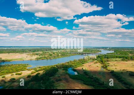 Rechyza, Region Gomel, Weißrussland. Luftaufnahme Des Dnjepr Flusses. Sonniger Himmel Über Green Meadow Und Flusslandschaft. Von Oben Blick Auf Die Europäische Natur Aus Der Höhe Stockfoto