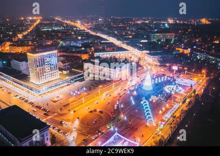 Gomel, Weißrussland. Hauptweihnachtsbaum Und Festliche Beleuchtung Auf Dem Lenin-Platz In Homel. Neujahr In Weißrussland. Luftaufnahme Bei Nacht Stockfoto