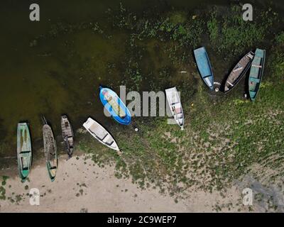 Fischerboote in einem kleinen Dorf in Dobrogea, Rumänien. Luftaufnahme. Stockfoto