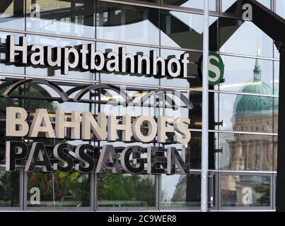 Potsdam, Deutschland. Juli 2020. Die Nikolaikirche spiegelt sich in den Glasscheiben des Hauptbahnhofs und der Bahnhofspassagen wider. Quelle: Soeren Stache/dpa-Zentralbild/ZB/dpa/Alamy Live News Stockfoto