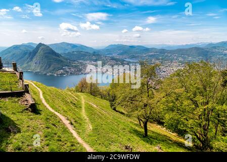 Panoramablick auf den Luganersee mit Monte San Salvatore und Lugano Stadt vom Monte Bre, Tessin, Schweiz Stockfoto