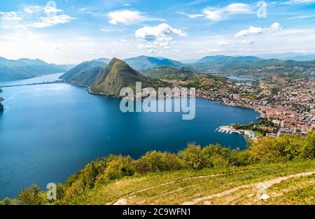 Panoramablick auf den Luganersee mit Monte San Salvatore und Lugano Stadt vom Monte Bre, Tessin, Schweiz Stockfoto