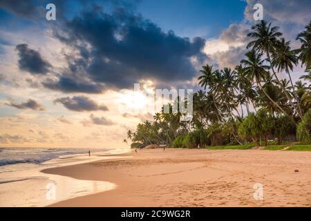 Unawatuna schöner Strand in Sri Lanka. Sonnenuntergang Wolken über Surfer Strand in Sri Lanka. Stockfoto