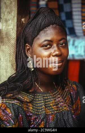 Accra, Ghana. Ghanaische Frau auf dem Markt. Stockfoto