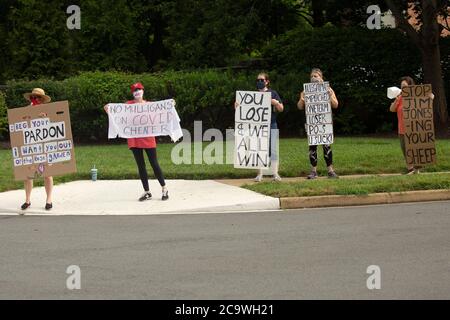 Washington, Vereinigte Staaten Von Amerika. August 2020. Demonstranten halten Schilder vor dem Trump National Golf Club in Sterling, Virginia, als US-Präsident Donald J. Trump am Sonntag, 2. August 2020 eintrifft. Quelle: Stefani Reynolds/CNP Quelle: dpa/Alamy Live News Stockfoto