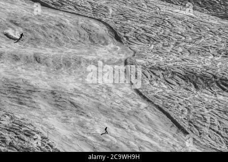 Zwei Skifahrer, die eine Alpinabfahrt in Pitztal, Österreich, Europa, abfahren Stockfoto