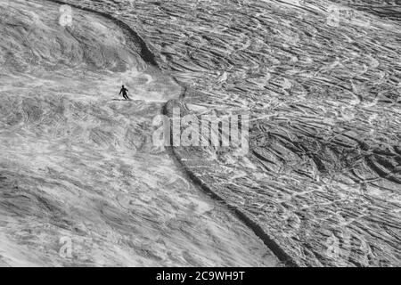 Ein Skifahrer Skifahren eine Alpinpiste in Pitztal, Österreich, Europa Stockfoto