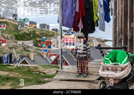 Tasiilaq, ehemals Ammassalik und Angmagssalik, ist eine Stadt in der Gemeinde Sermersooq im Südosten Grönlands Stockfoto