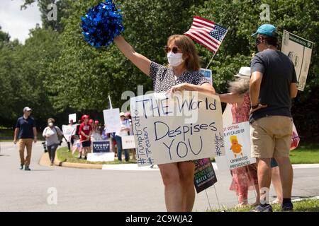 Sterling, Virginia, USA. August 2020. Unterstützer und Demonstranten gegen US-Präsident Donald J. Trump versammeln sich am Sonntag, den 2. August 2020 vor dem Trump National Golf Club in Sterling, Virginia, als er sich auf den Rückweg ins Weiße Haus in Washington, DC, USA vorbereitet.Quelle: Stefani Reynolds/CNP/MediaPunch Quelle: MediaPunch Inc/Alamy Live News Stockfoto