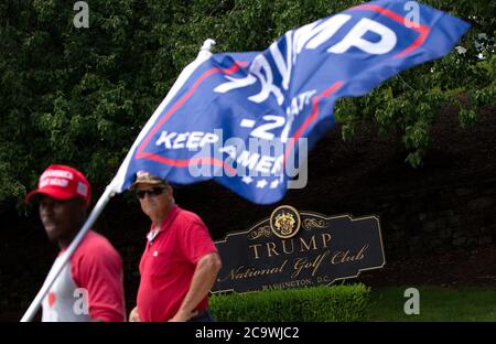 Sterling, Virginia, USA. August 2020. Unterstützer des US-Präsidenten Donald J. Trump versammeln sich am Sonntag, den 2. August 2020 vor dem Trump National Golf Club in Sterling, Virginia, als er sich darauf vorbereitet, zurück ins Weiße Haus in Washington, DC, USA zu gehen.Quelle: Stefani Reynolds/CNP/MediaPunch Quelle: MediaPunch Inc/Alamy Live News Stockfoto