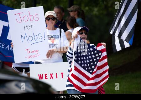 Sterling, Virginia, USA. August 2020. Unterstützer des US-Präsidenten Donald J. Trump versammeln sich am Sonntag, den 2. August 2020 vor dem Trump National Golf Club in Sterling, Virginia, als er sich darauf vorbereitet, zurück ins Weiße Haus in Washington, DC, USA zu gehen.Quelle: Stefani Reynolds/CNP/MediaPunch Quelle: MediaPunch Inc/Alamy Live News Stockfoto