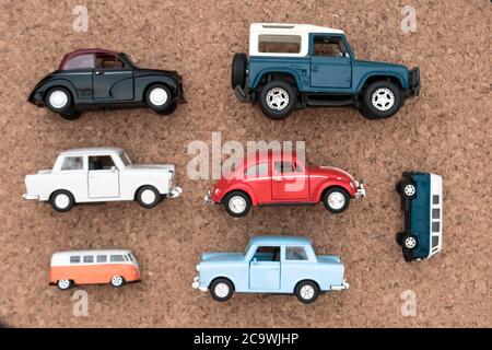 Flaches Lay von verschiedenen nostalgischen Spielzeugautos in verschiedenen Farben Stockfoto