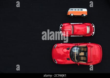 Flaches Lay von verschiedenen nostalgischen Spielzeugautos in verschiedenen Farben Stockfoto