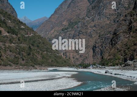 Bergdorf Tal am Marshyangdi Fluss entlang Annapurna Rundkurs, Nepal Stockfoto