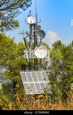 ANACAPRI, ITALIEN - AUGUST 2019: Handy- und Kommunikationsmast in ländlicher Umgebung in Italien. Stockfoto