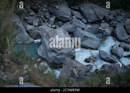 Schöner marshyangdi Fluss, der friedlich durch ein Tal fließt, Annapurna Rundkurs, Nepal Stockfoto