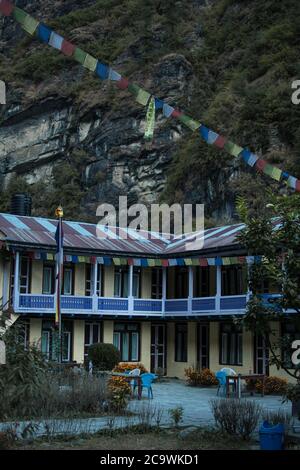 Bunte Teehaus Lodge mit Gebetsfahnen in Dharapani, Marshyangdi River Valley Schlucht, Annapurna Schaltung, Himalaya, Nepal, Asien Stockfoto