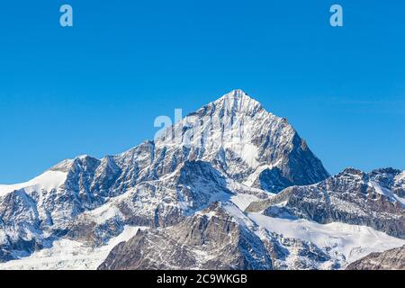 Atemberaubende Nahaufnahme des Weisshorngipfels der Schweizer Alpen am sonnigen Herbsttag mit Schnee und blauer Himmelswolke, vom Gornergrat Statoin, Zermatt, Wallis, SWI Stockfoto