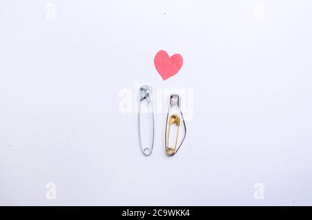 Schwangere Metallstifte mit rotem Herz. Erstes Kind. Stockfoto