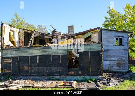 Ein altes verlassene zweigeschossige Holzhaus in der Stadt unter Abbruchphase Stockfoto