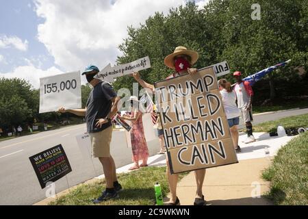 Sterling, Usa. August 2020. Demonstranten gegen US-Präsident Donald J. Trump versammeln sich am Sonntag, den 2. August 2020, vor dem Trump National Golf Club in Sterling, Virginia, als er sich auf den Rückweg ins Weiße Haus vorbereitet. Foto von Stefani Reynolds/UPI Kredit: UPI/Alamy Live Nachrichten Stockfoto