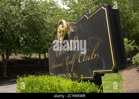 Sterling, Usa. August 2020. Demonstranten gegen US-Präsident Donald J. Trump versammeln sich am Sonntag, den 2. August 2020, vor dem Trump National Golf Club in Sterling, Virginia, als er sich auf den Rückweg ins Weiße Haus vorbereitet. In den Vereinigten Staaten gab es mehr als 150,000 wegen des Coronavirus. Foto von Stefani Reynolds/UPI Kredit: UPI/Alamy Live Nachrichten Stockfoto