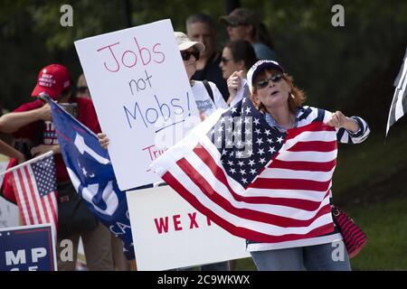 Sterling, Usa. August 2020. Demonstranten für US-Präsident Donald J. Trump versammeln sich am Sonntag, den 2. August 2020 vor dem Trump National Golf Club in Sterling, Virginia, als er sich auf den Rückweg ins Weiße Haus vorbereitet. In den Vereinigten Staaten gab es mehr als 150,000 wegen des Coronavirus. Foto von Stefani Reynolds/UPI Kredit: UPI/Alamy Live Nachrichten Stockfoto