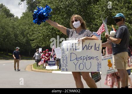 Sterling, Usa. August 2020. Demonstranten gegen US-Präsident Donald J. Trump versammeln sich am Sonntag, den 2. August 2020, vor dem Trump National Golf Club in Sterling, Virginia, als er sich auf den Rückweg ins Weiße Haus vorbereitet. In den Vereinigten Staaten gab es mehr als 150,000 wegen des Coronavirus. Foto von Stefani Reynolds/UPI Kredit: UPI/Alamy Live Nachrichten Stockfoto