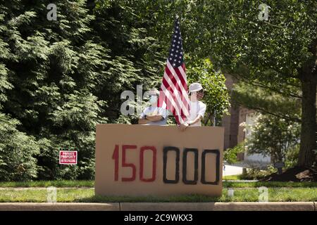 Sterling, Usa. August 2020. Demonstranten gegen US-Präsident Donald J. Trump versammeln sich am Sonntag, den 2. August 2020, vor dem Trump National Golf Club in Sterling, Virginia, als er sich auf den Rückweg ins Weiße Haus vorbereitet. In den Vereinigten Staaten gab es mehr als 150,000 wegen des Coronavirus. Foto von Stefani Reynolds/UPI Kredit: UPI/Alamy Live Nachrichten Stockfoto