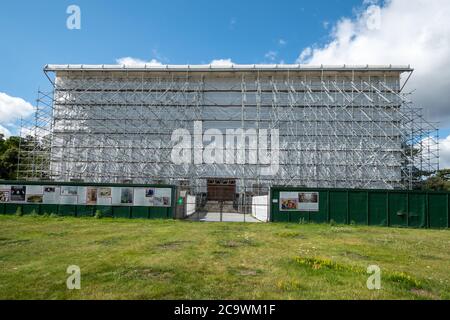 Clandon Park House, das 2015 einen Großbrand hatte, bedeckt mit Kunststoff und Gerüsten, Surrey, Großbritannien Stockfoto