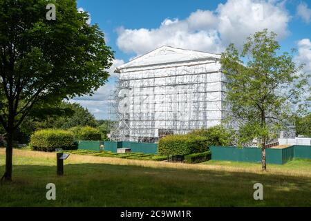 Clandon Park House, das 2015 einen Großbrand hatte, bedeckt mit Kunststoff und Gerüsten, Surrey, Großbritannien Stockfoto