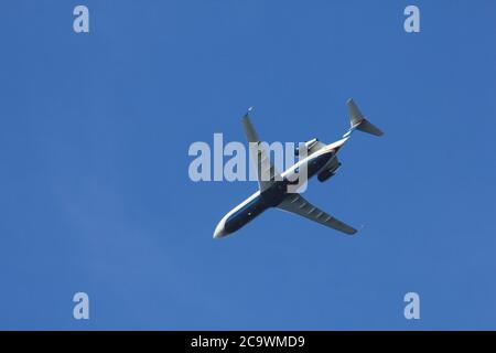Low-Angle-Ansicht eines kleinen Verkehrsflugzeugs Stockfoto
