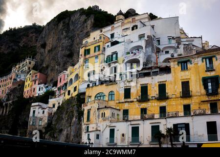 Gebäude in der Stadt Amalfi an der Amalfiküste. Stockfoto