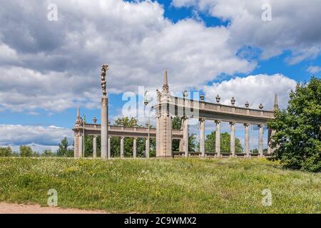 Potsdam, 12. Juli 2020: Kolonnaden an der Zufahrtsstraße zur Glienicker Brücke (Berliner Straße) Richtung Berlin, entworfen von t Stockfoto