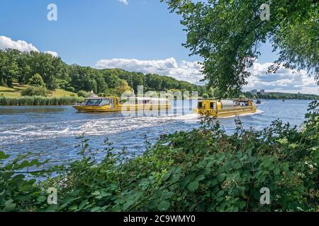 Potsdam, 12. Juli 2020: Tiefer See mit dem Potsdamer Wassertaxi, einem Liniendienst mit einem festen Fahrplan im Kapit Stockfoto