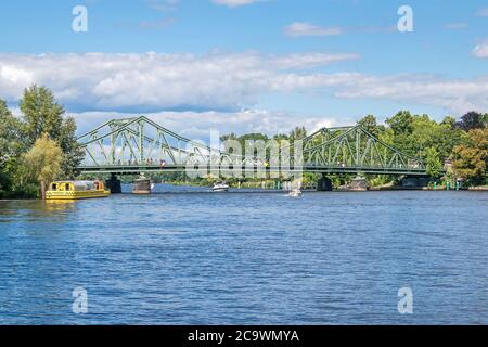 Potsdam, Deutschland - 12. Juli 2020: Havel mit Sportbooten und Glienicke Brücke, die berühmte Spies Brücke, vom Ufer des Tiefer Stockfoto