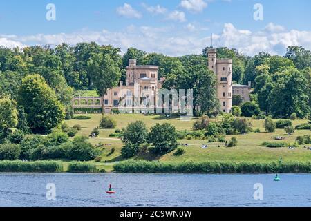 Potsdam, 12. Juli 2020: Schloss Babelsberg und angrenzender gleichnamiger Park, entworfen vom berühmten Architekten Peter Joseph Lenne mit lokalem Peopl Stockfoto