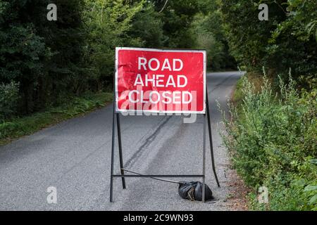 Straße vor geschlossenen Schild. Suffolk, Großbritannien. Stockfoto