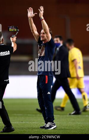 Genua, Italien. August 2020. GENUA, ITALIEN - 02. August 2020: Davide Nicola, Cheftrainer des FC Genua, feiert am Ende der Serie EIN Fußballspiel zwischen Genua FC und Hellas Verona. (Foto von Nicolò Campo/Sipa USA) Quelle: SIPA USA/Alamy Live News Stockfoto