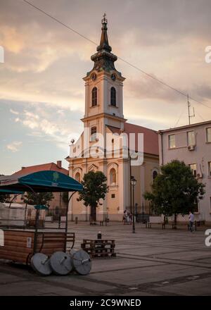 Belgrad, Serbien - Blick auf die römisch-katholische Kirche „Himmelfahrt der Heiligen Jungfrau Maria“ auf dem Masaryk-Platz (Masarikov trg) in Zemun Stockfoto