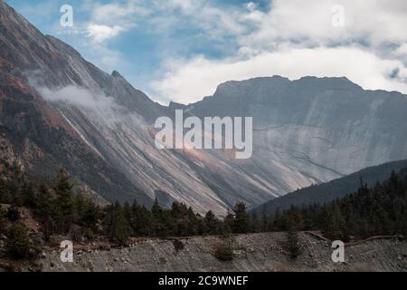 Bergmauer von Upper Pisang Sonnentag Dezember, Annapurna Rundkurs, Nepal Stockfoto