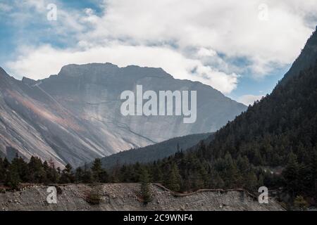 Bergmauer von Upper Pisang Sonnentag Dezember, Annapurna Rundkurs, Nepal Stockfoto