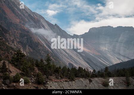 Bergmauer von Upper Pisang Sonnentag Dezember, Annapurna Rundkurs, Nepal Stockfoto